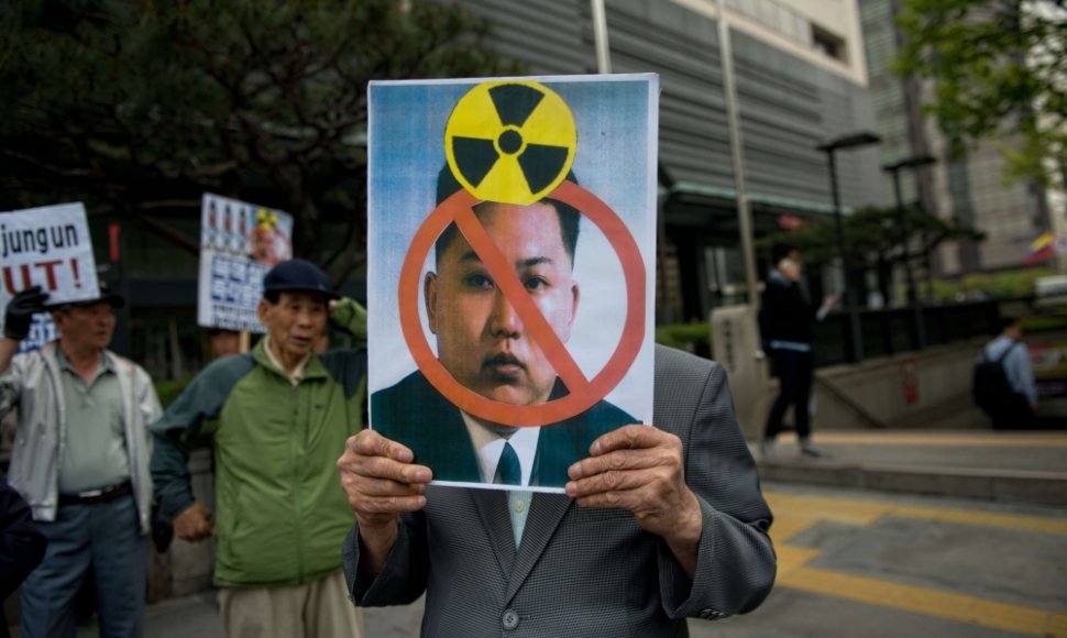 Protestuotojas Seule laiko plakatą su Šiaurės Korėjos lyderio Kim Jong Uno atvaizdu