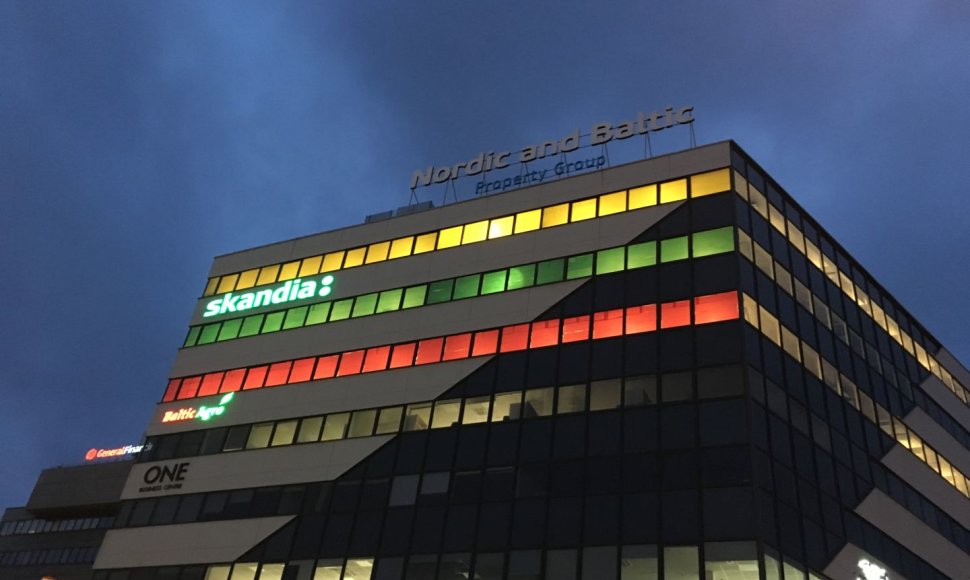 Kovo 11-osios proga verslo centras Vilniuje pasipuošė gigantiška trispalve.