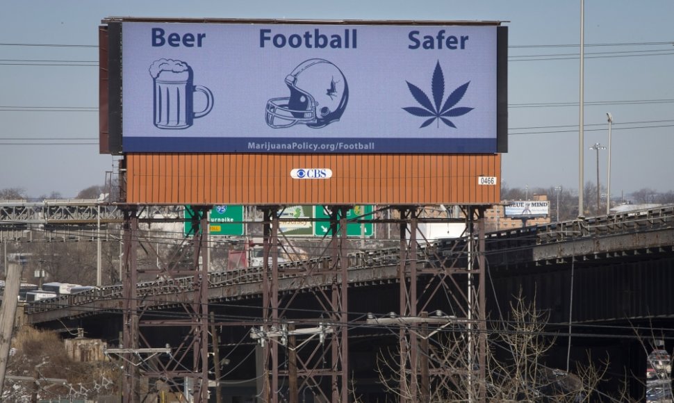 Reklaminis stendas JAV, teigiantis, kad marihuana sveikatai kelia mažesnį pavojų nei alkoholis ar amerikietiškas futbolas. reuters