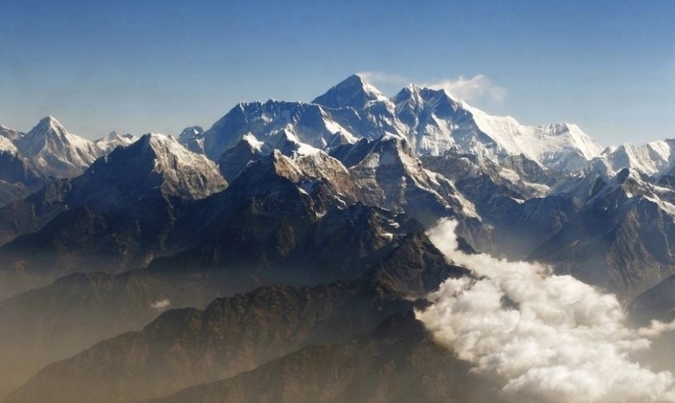 Everesto kalnas (centre)