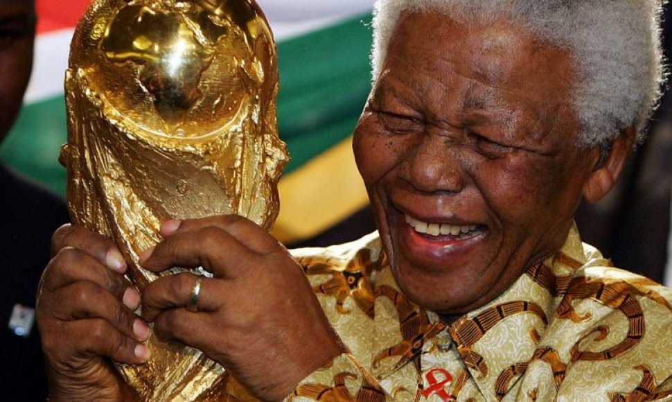Nelsonas Mandela laiko FIFA Pasaulio futbolo taurės trofėjų (2010 m.)