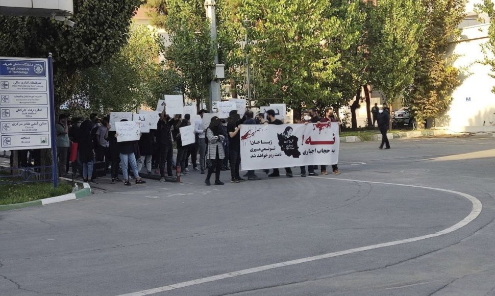 Protestuojantys studentai Teherane