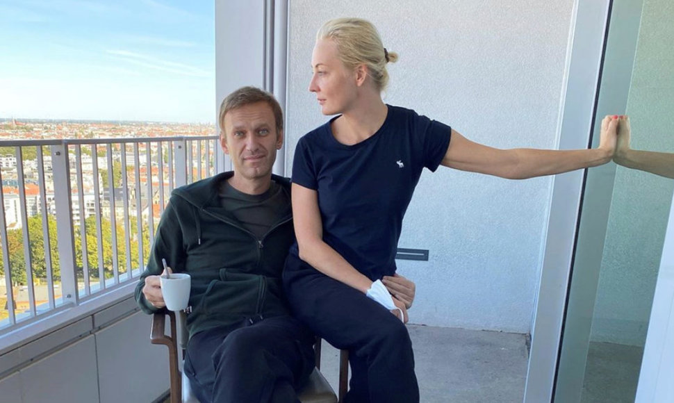 Aleksejus Navalnas su žmona Julija ligoninėje