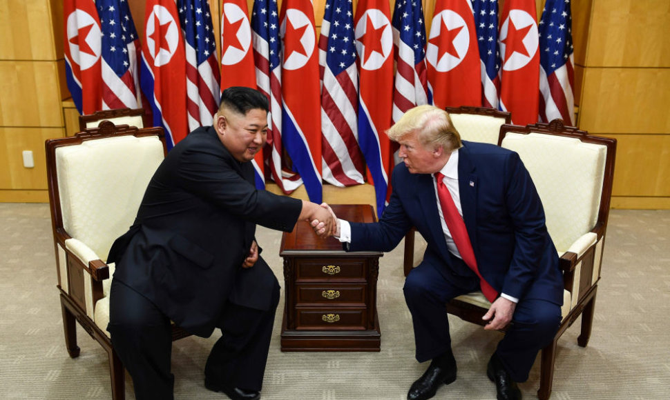 Trečią kartą susitiko Donaldas Trumpas ir Kim Jong Unas