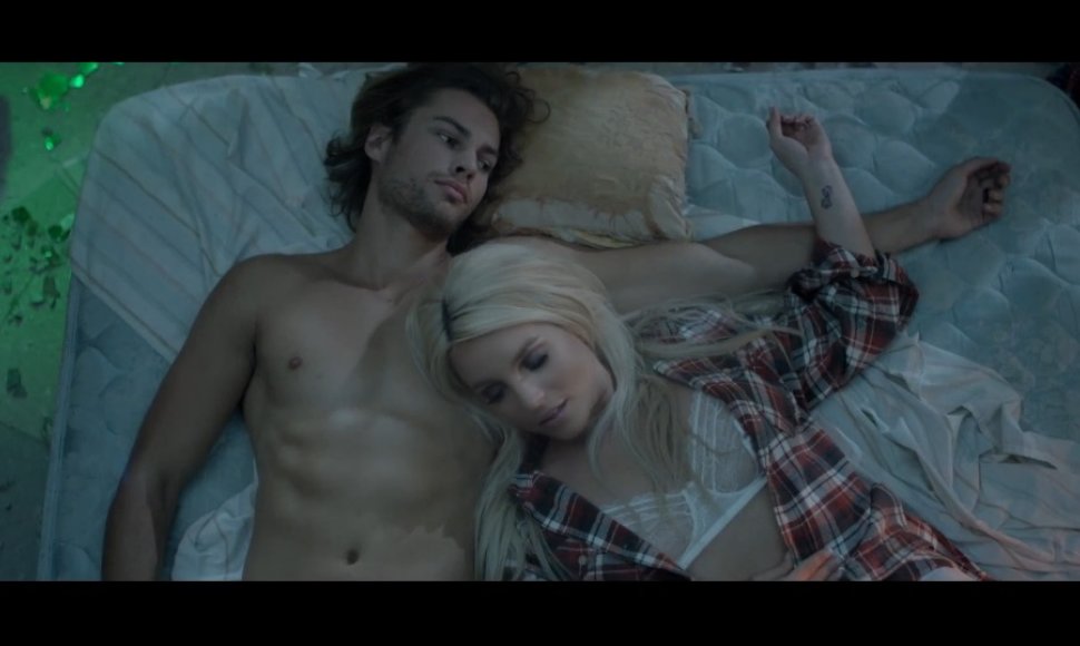 Alexanderis Kjellevikas ir Britney Spears dainos „Perfume“ vaizdo klipe
