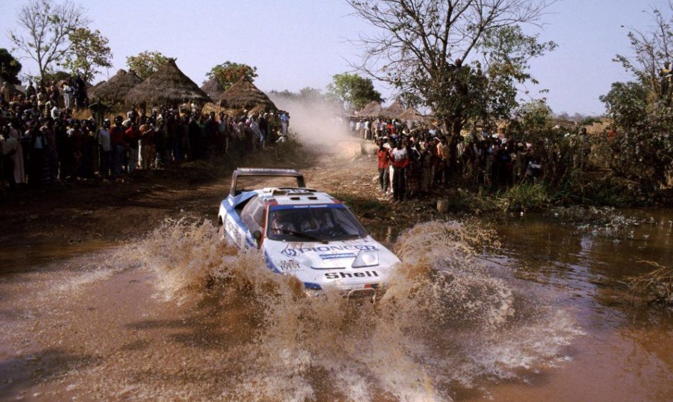 Ari Vatanenas už Peugeot 405 T16 GR vairo – šis automobilis 1989-ųjų Paryžiaus-Dakaro ralį laimėjo tik dėl mestos monetos