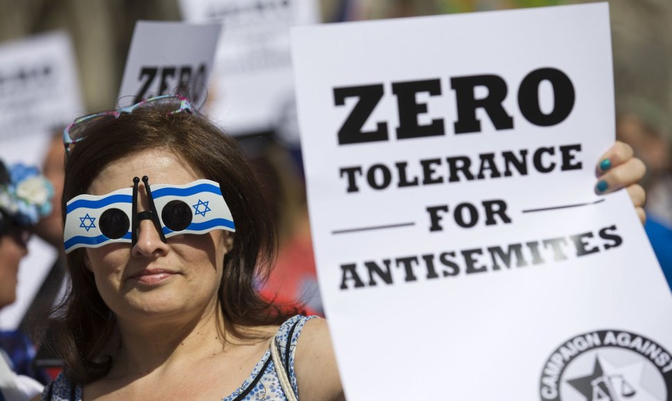 Prieš antisemitizmą protestuojanti moteris 