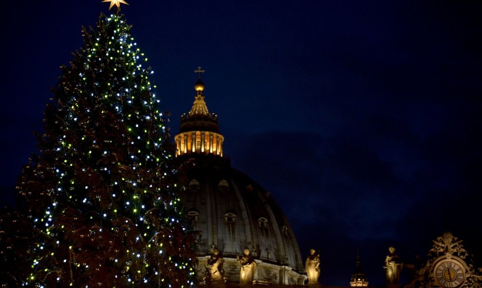 Vatikane įžiebta „tarptautinė“ Kalėdų eglė