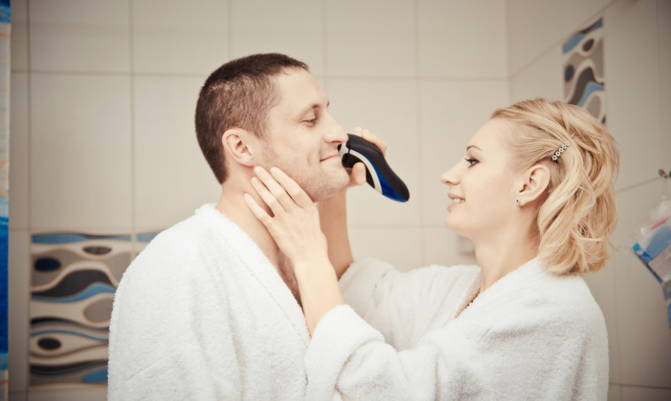 Moteris skuta vyrui barzdą