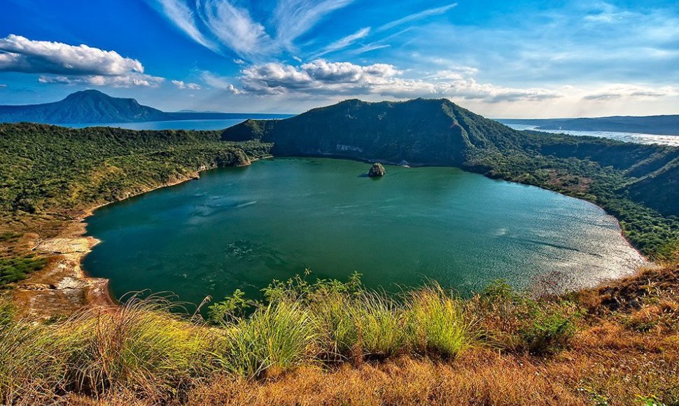 Taal ugnikalnio krateryje tyvuliuoja žydras ežeras