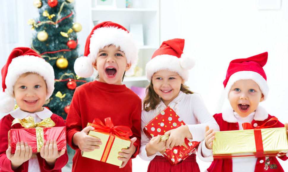 Vaikai džiaugiasi kalėdinėmis dovanėlėmis