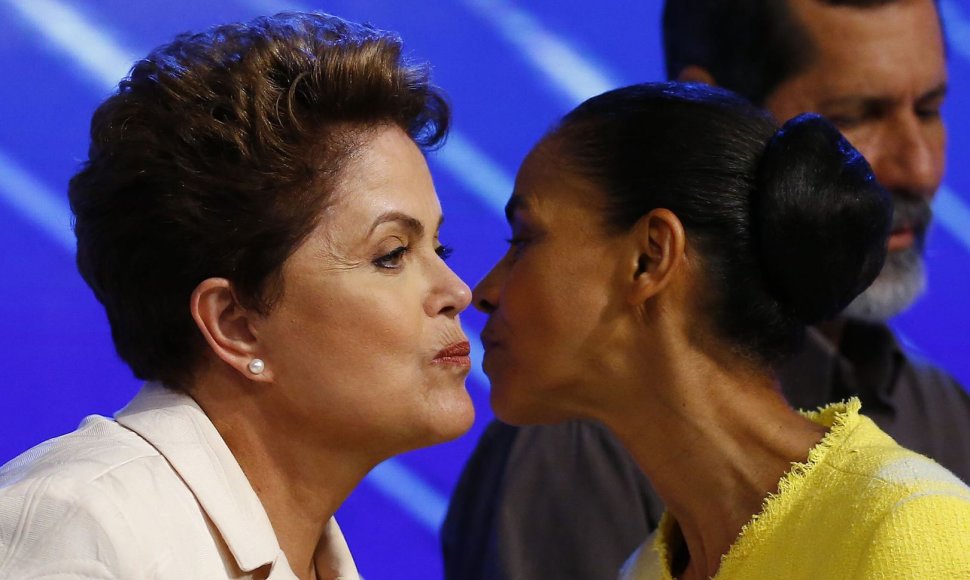 Dilma Rousseff (kairėje) ir Marina Silva sveikinasi prieš prasidedant TV debatams