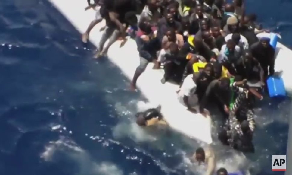 Migrantai Viduržemio jūroje bando išsigelbėti iš skęstančio laivo