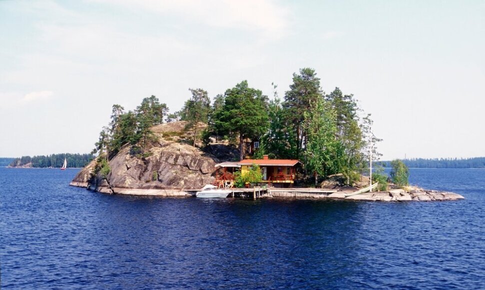 Salmaa ežeras ir sala su nameliu Suomijos ežerų regione „Finnish Lakeland'e“