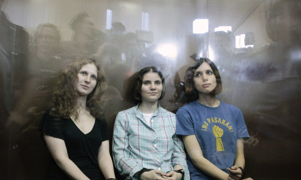 Members of the female punk band "Pussy Riot" (R-L) Nadezhda Tolokonnikova, Yekaterina Samutsevich and Maria Alyokhina sit in a glass-walled cage after a court hearing in Moscow, August 17, 2012. A judge sentenced three women who staged an anti-Kremlin protest on the altar of Moscow's main Russian Or