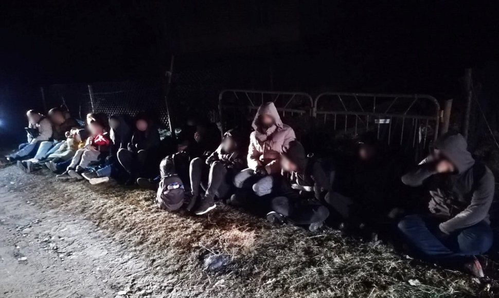 Šalčininkų rajone pasieniečiai sulaikė 18 irakiečiais prisistačiusių migrantų.