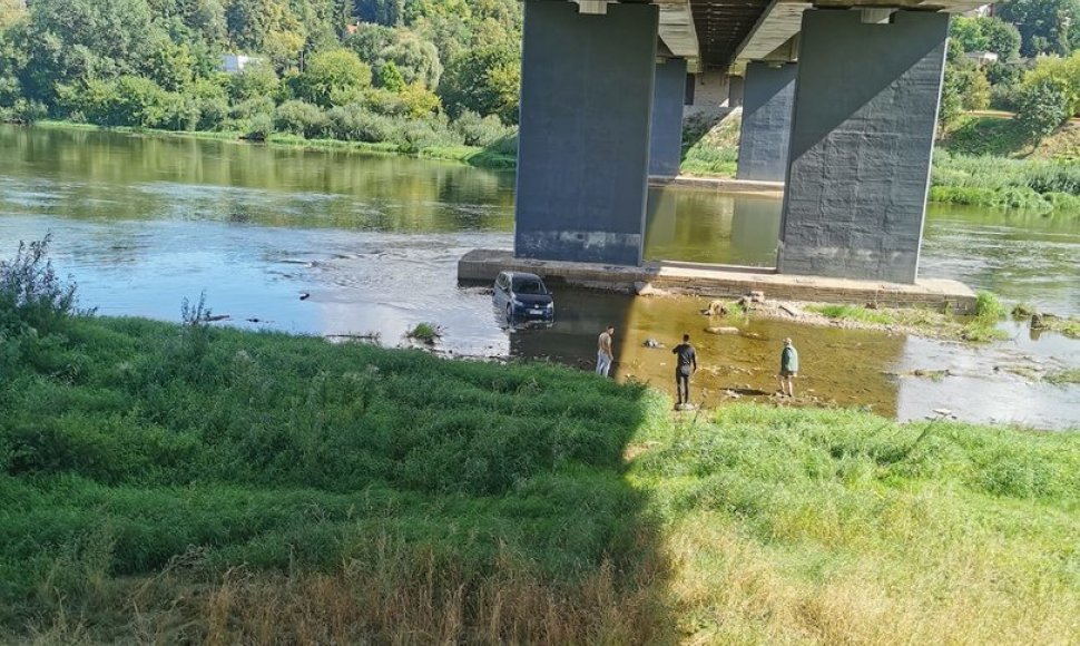 Degalinėje Kaune paliktas automobilis nuriedėjo po tiltu į upę