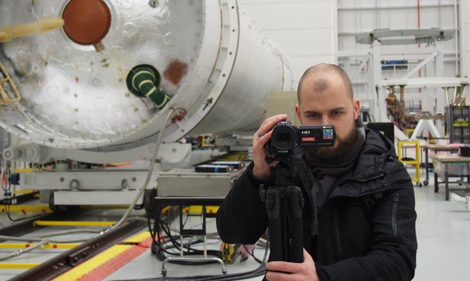 Raketos „Antares“ pirmos pakopos variklis. Šalia jo – „TV3 Žinių“ korespondentas Vytautas Dovydaitis.