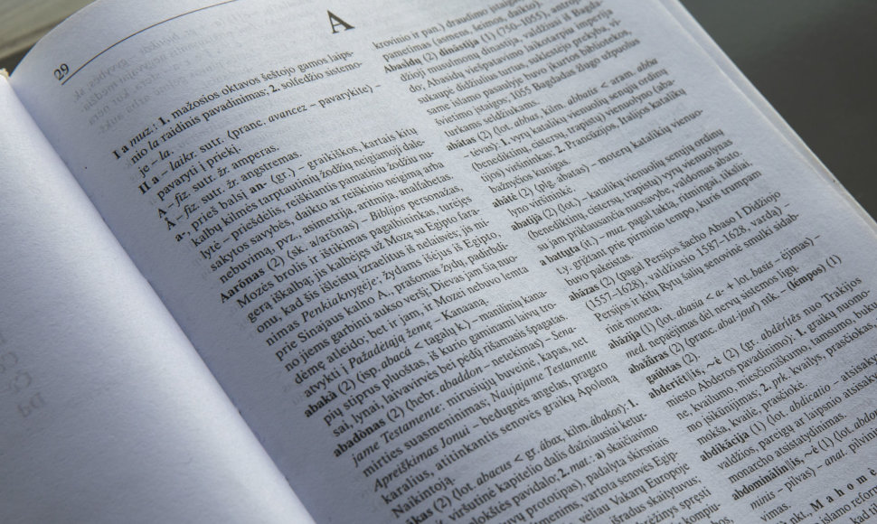 Tarptautinių žodžių žodyno pirmasis puslapis