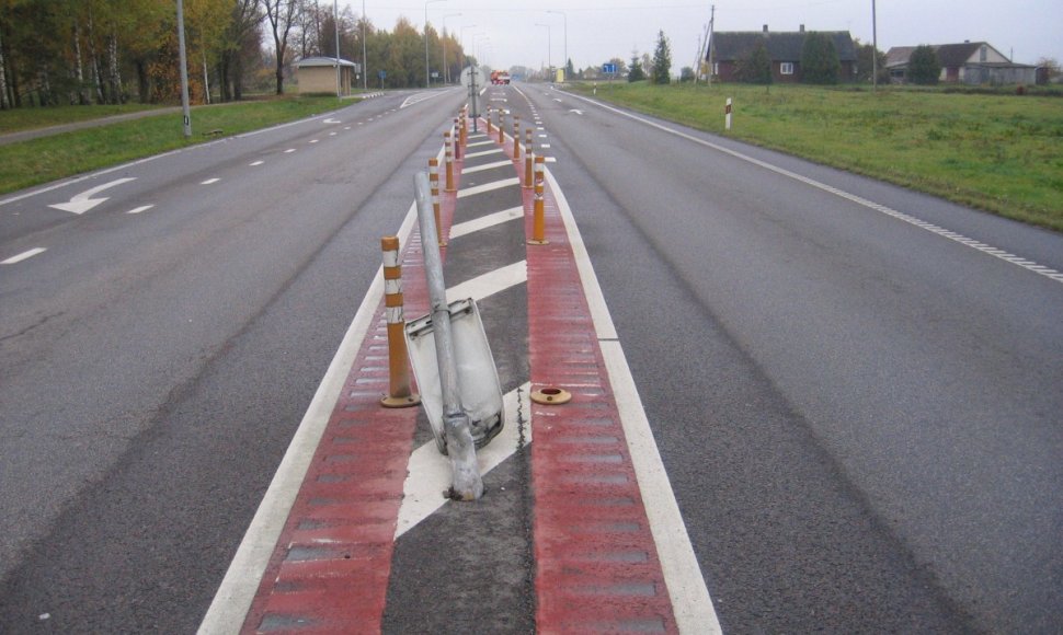 Vietoje, kurioje buvo pavogtas mirksintis žibintas, netrukus automobiliu buvo sugadinta saugumo salelė