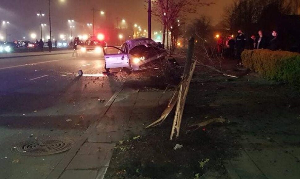 Kelionę Klaipėdos Pilies gatve girto vairuotojo BMW baigė užriedėjęs ant šaligatvio.