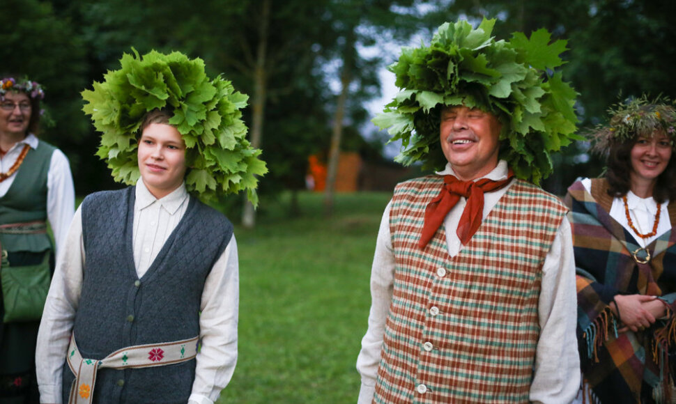 Jonai per Jonines iki šiol tradiciškai papuošiami ąžuolo lapų vainikais