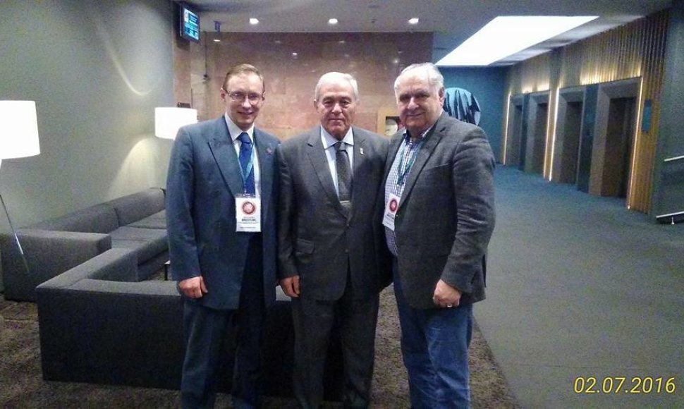 Kairėje - Darius Karanauskas, viduryje - UWW viceprezidentas Ahmetas Ayikas, dešinėje - UWW pankrationo komiteto pirmininkas Zijadinas Isajevas.