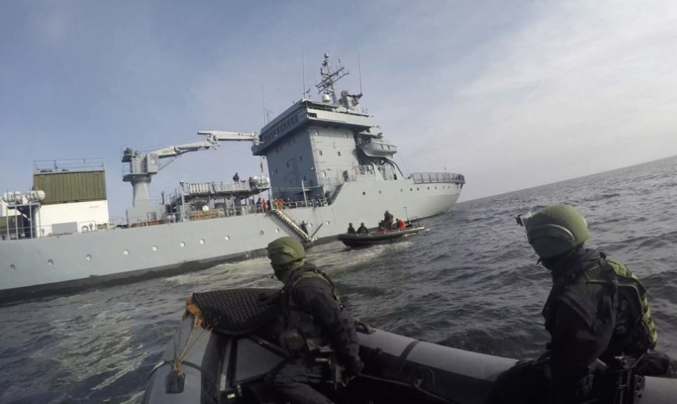 Lietuvos karių laivų apžiūros grupė Vokietijos karo laivu plaukia į ES operacijos „Sophia“ rajoną