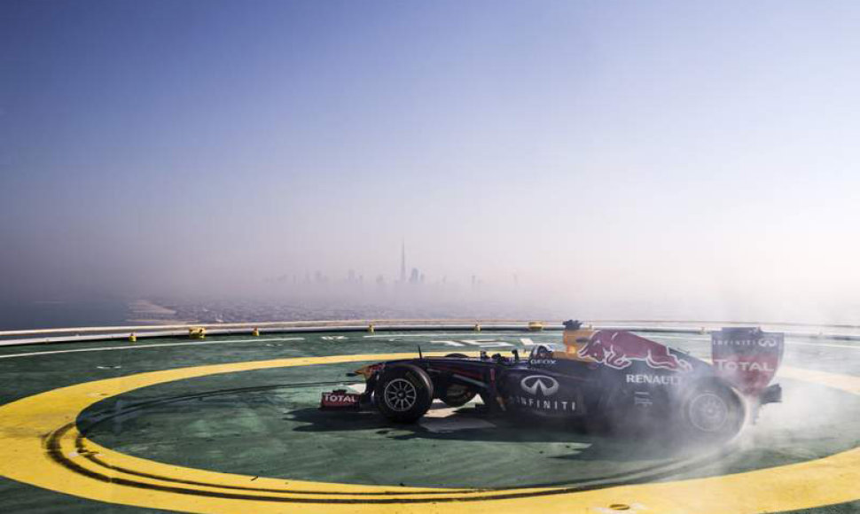 „Red Bull Racing“ bolidas ant „Burj Al Arab“ straigtasparnių nusileidimo aikštelės