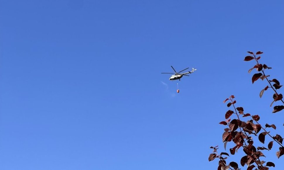 Kauniečio užfiksuotas kariuomenės sraigtasparnis, gabenantis vandenį