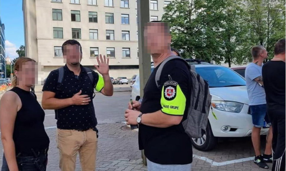 Policijos dialogo grupėje dirbęs pareigūnas vėliau renginyje pastebėtas be šio raiščio ir imtas viešai kaltinti dėl riaušių provokavimo.