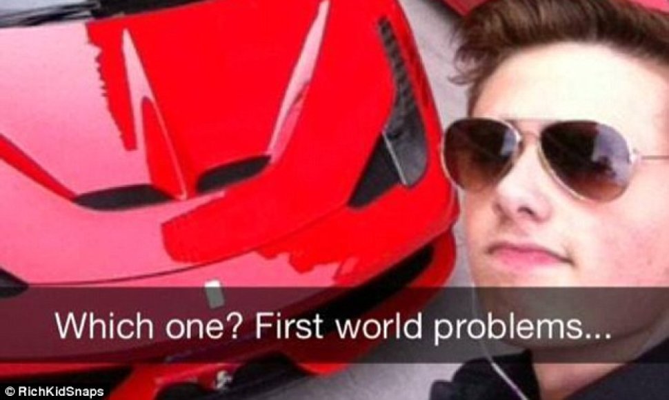 Turtingas jaunuolis renkasi, kokį „Ferrari“ įsigyti