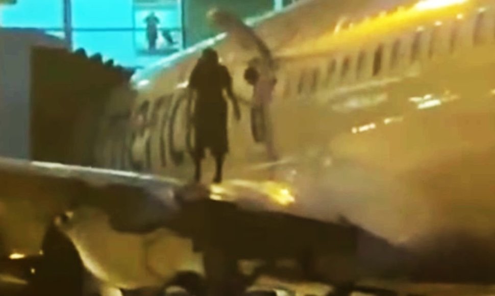 Pavojingas incidentas JAV: keleivis išlipo ant tebejudančio lėktuvo sparno