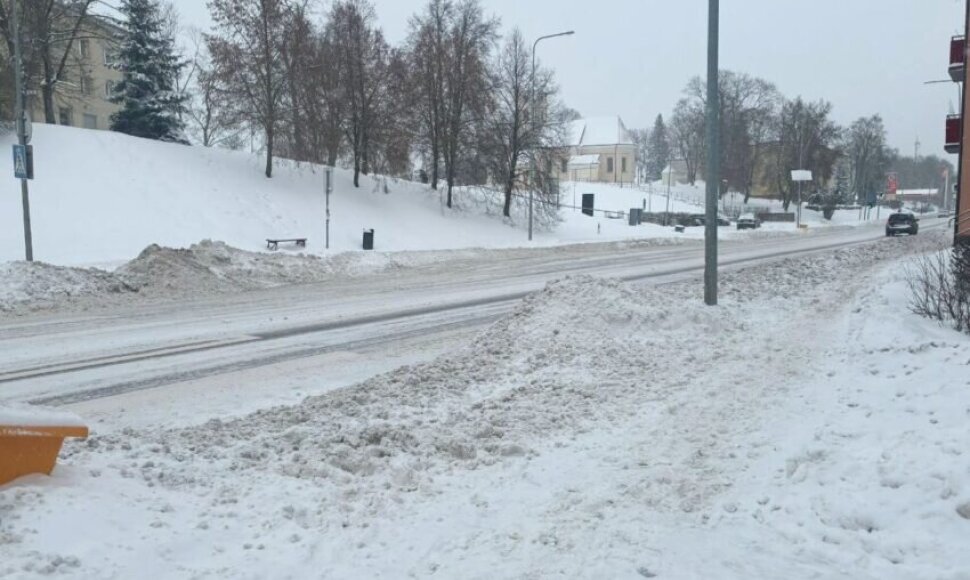 Nuo trečiadienio ryto miestą ir rajoną užgriuvusi sniego stichija sukėlė ne tik transporto paralyžių, bet ir neregėtą gyventojų pykčio bangą. Gyventojai dalijasi nuotraukomis socialiniuose tinkluose ir negaili priekaištų rajono valdžiai ir miesto tvarkytojams.
