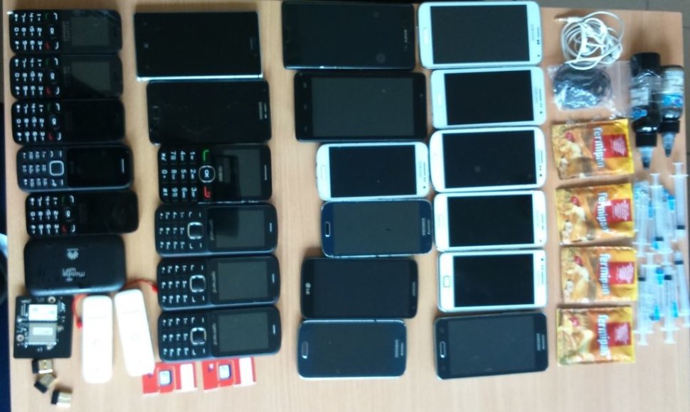 Į Kybartų pataisos namus bandyta perduoti 23 mobiliojo ryšio telefonus