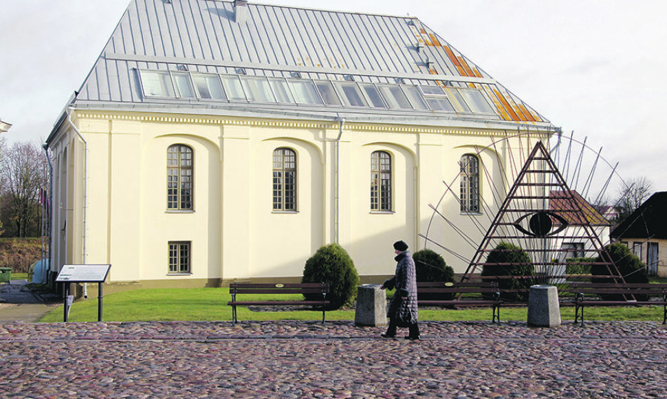 Kėdainių žydų bendruomenių atminimą norima įamžinti šioje vietoje atstatant autentišką elementą – arką su saulės laikrodžiu