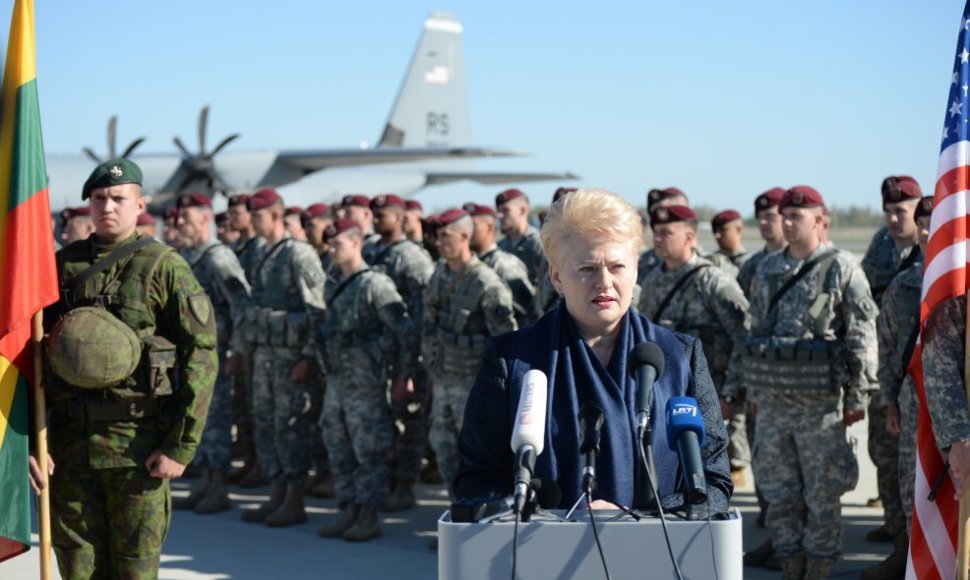 Lietuvos Respublikos Prezidentė Dalia Grybauskaitė Lietuvos karinių oro pajėgų Aviacijos bazėje Šiauliuose dalyvauja sutinkant JAV kariuomenės Sausumos pajėgų karius.