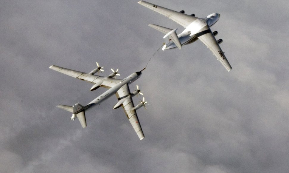 Rusijos „Tupolev Tu-95“ strateginiam bombonešiui pildomi degalai iš „Ilyushin IL-78“