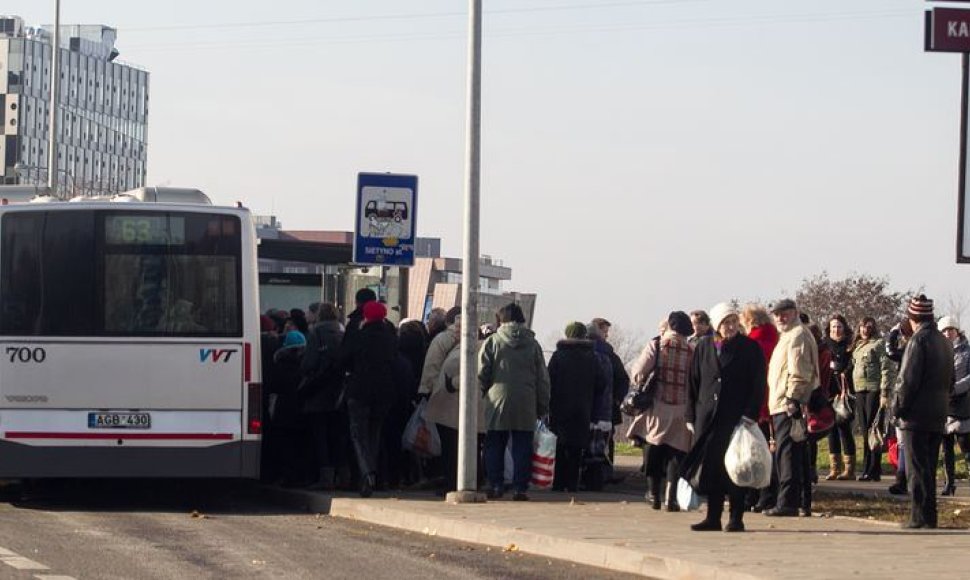Į Karveliškių kapines važiuojantys autobusai perpildyti.
