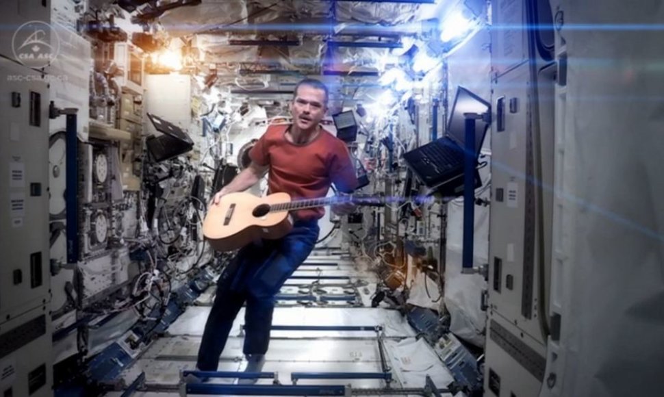 Kanadietis Chrisas Hadfieldas Tarptautinėje kosminėje stotyje