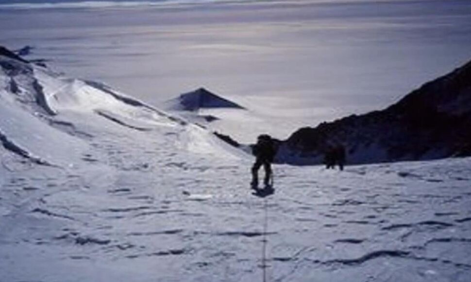 Antarktidos tyrinėtojų dėmesį patraukė trys piramidės formos struktūros.