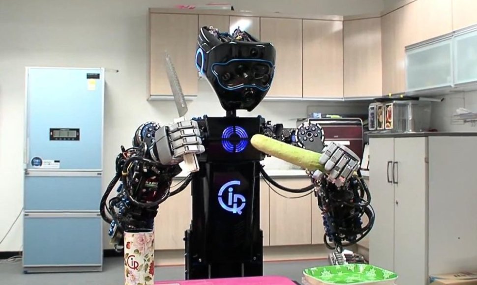 Korėjiečių robotas „Ciros“ moka gaminti maistą.