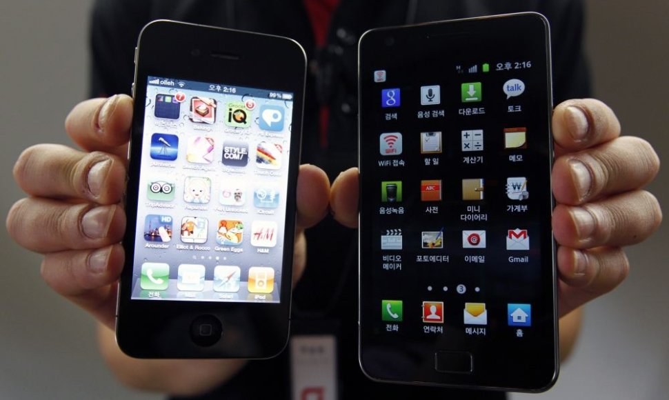 Išmanieji telefonai „iPhone 4“ (kairėje) ir „Galaxy S2“. 