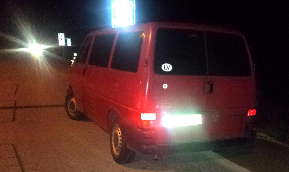 Pareigūnai dėl nelegalaus alkoholio sulaikė autobusiuku VW keliavusį Latvijos pilietį