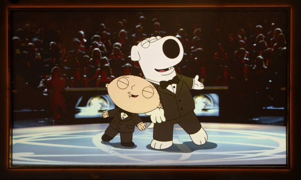 Setho MacFarlane'o kuriamo serialo „Šeimos bičas“ personažai Stewie ir Brianas (juos abu įgarsina pats Sethas MacFarlane'as)