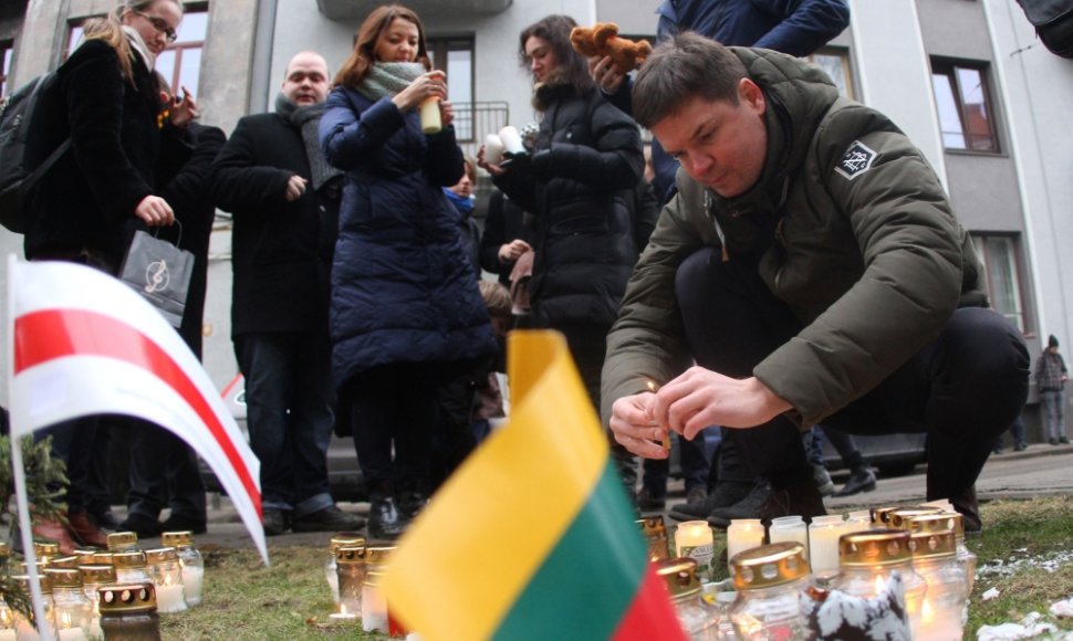 Žvakutės pagerbiamas Kijeve žuvusių žmonių atminimas prie Ukrainos ambasados Vilniuje