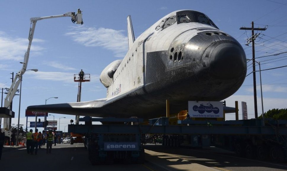 Erdvėlaivis „Endeavour“ vežamas į paskutinę kelionę Los Andželo gatvėmis