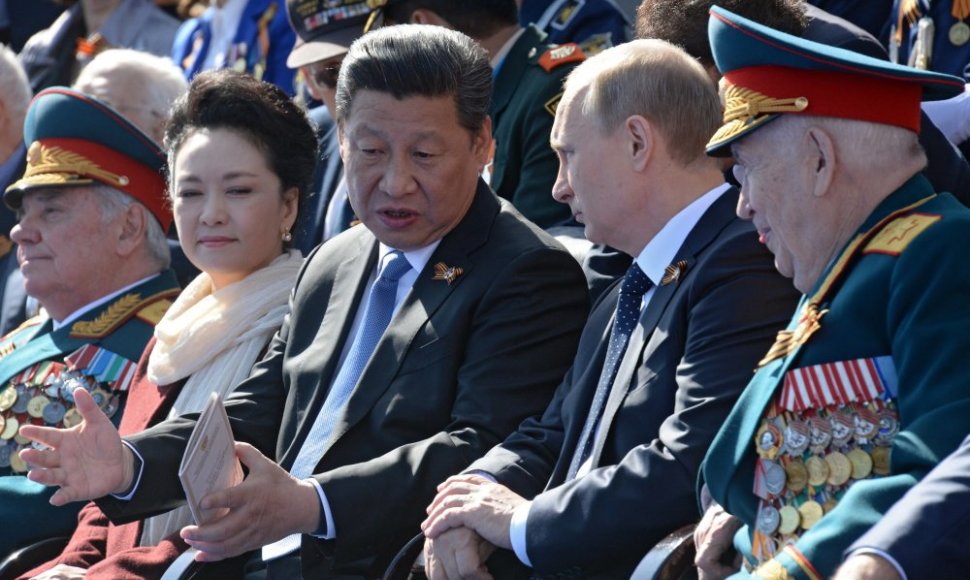 V. Putinas ir Kinijos prezidentas  Xi Jinpingas.Karinis paradas Maskvos Raudonojoje aikštėje 2015 m. gegužės 09 d. 