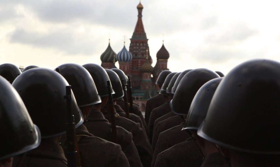 Raudonojoje aikštėje stovi senovinėmis uniformomis apsirengę Rusijos kariai