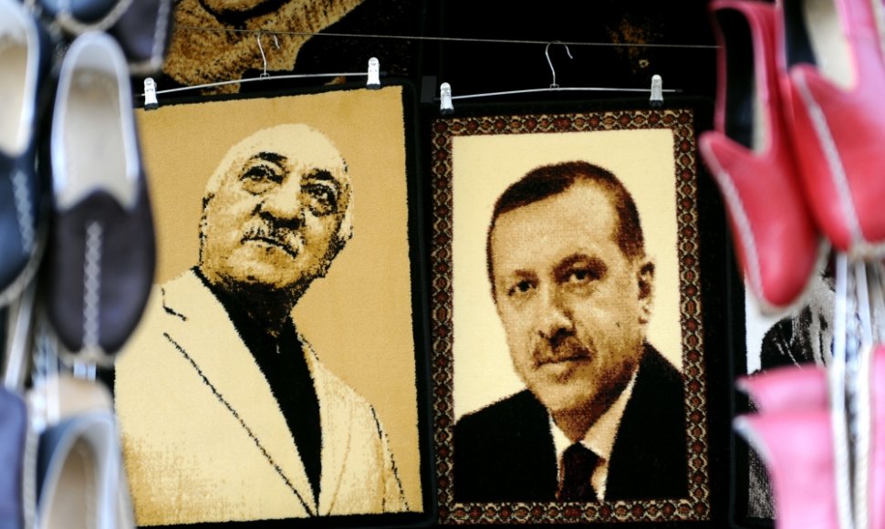 Buvę bendražygiai, JAV gyvenantis dvasininkas Fethullah Gulenas ir Turkijos premjeras Recepas Tayyipas Erdoganas